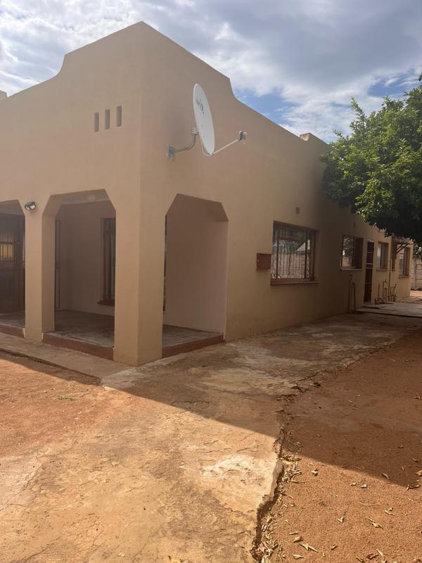 4 Bedroom Property for Sale in Montshioa North West